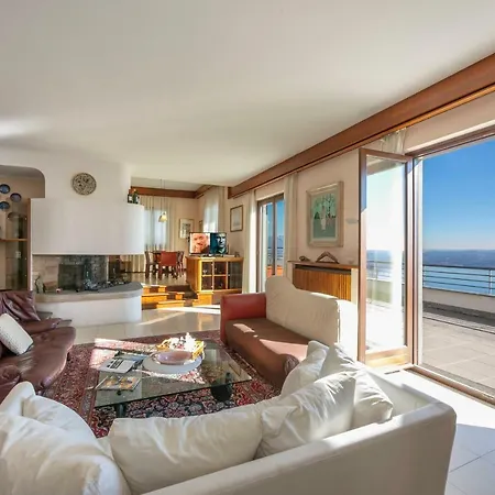 Solcio Sleeps 7 Air Con Villa *