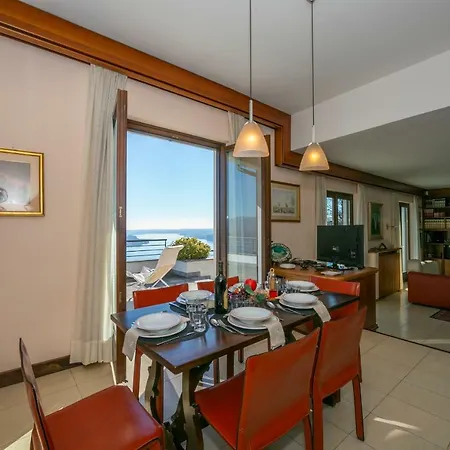 Solcio Sleeps 7 Air Con Villa *