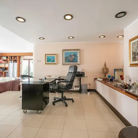 Villa Solcio Sleeps 7 Air Con